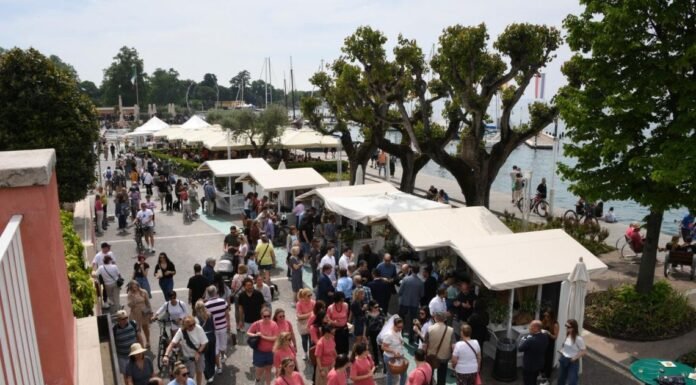 Lungolago di Bardolino animato da visitatori e stand per la stagione turistica.