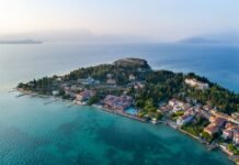 Veduta aerea della penisola di Sirmione sul lago di Garda a Desenzano