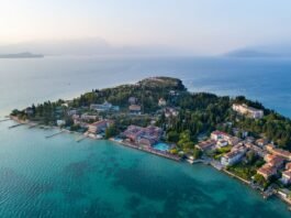 Veduta aerea della penisola di Sirmione sul lago di Garda a Desenzano