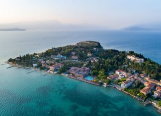 Il Maresciallo Capo Niccolo Genchi e il nuovo comandante della Stazione Carabinieri di Sirmione Veduta aerea della penisola di Sirmione sul lago di Garda a Desenzano