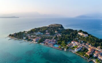 Veduta aerea della penisola di Sirmione sul lago di Garda a Desenzano