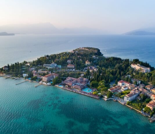 Veduta aerea della penisola di Sirmione sul lago di Garda a Desenzano