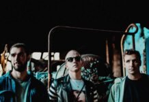 Two Door Cinema Club in concerto al Vittoriale il 21 luglio per Tener-a-mente I membri dei Two Door Cinema Club in posa promozionale per il concerto.