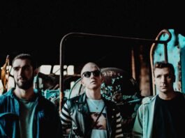 I membri dei Two Door Cinema Club in posa promozionale per il concerto.