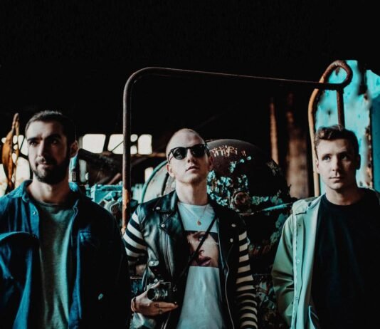 I membri dei Two Door Cinema Club in posa promozionale per il concerto.