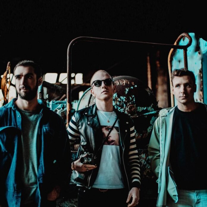 I membri dei Two Door Cinema Club in posa promozionale per il concerto.