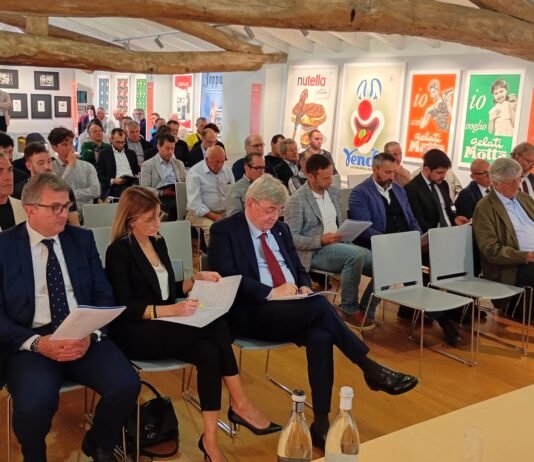 Partecipanti alla conferenza sul bilancio Gardalatte a Lonato
