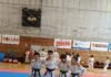 Giovani atleti di kumite a Brescia durante gara regionale GKT.