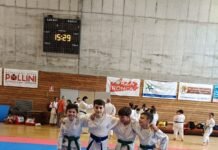 Giovani atleti di kumite a Brescia durante gara regionale GKT.