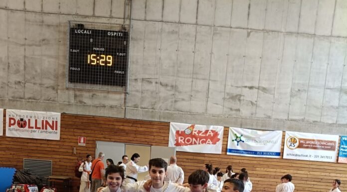 Giovani atleti di kumite a Brescia durante gara regionale GKT.