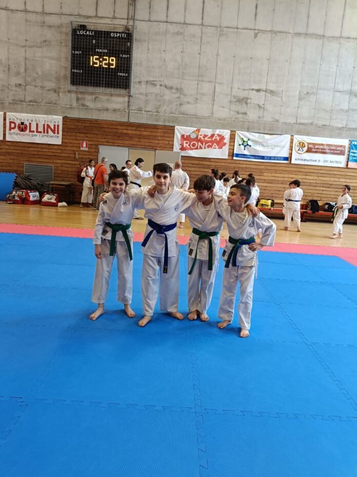 Giovani atleti di kumite a Brescia durante gara regionale GKT.