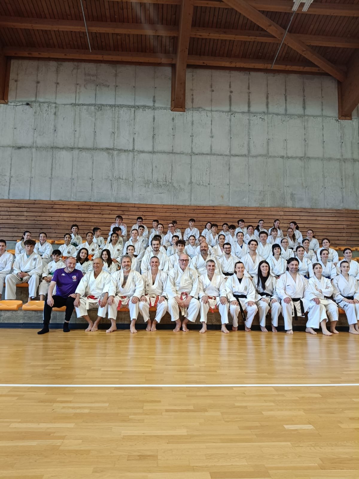 Gruppo di giovani talenti e istruttori di kumite a Brescia nel Centro Tecnico Lombardia.