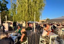 Partecipanti alla festa Olivum sul lungolago di Bardolino al tramonto