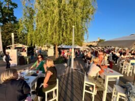 Partecipanti alla festa Olivum sul lungolago di Bardolino al tramonto