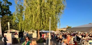 Partecipanti alla festa Olivum sul lungolago di Bardolino al tramonto