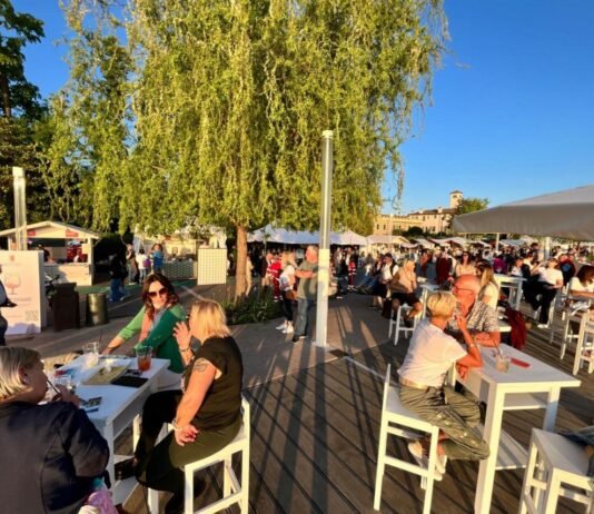 Partecipanti alla festa Olivum sul lungolago di Bardolino al tramonto