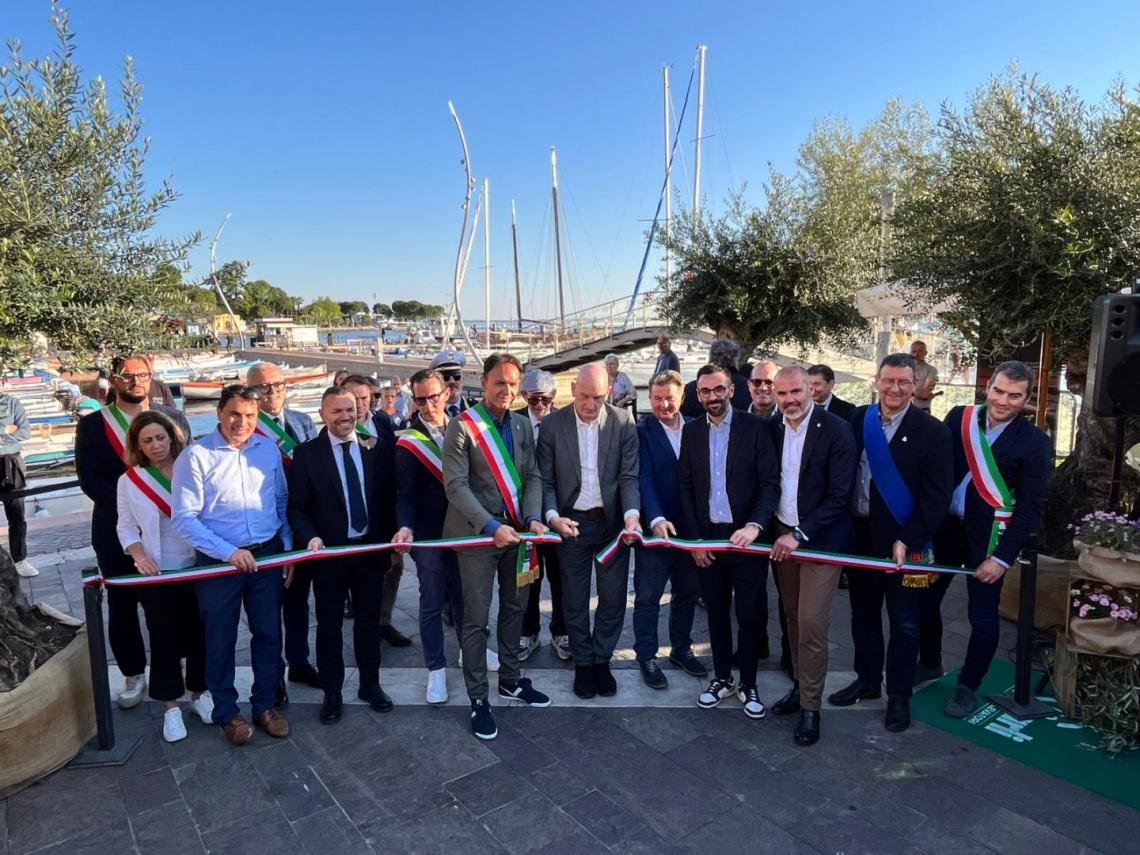 Taglio del nastro con autorità locali per Olivum a Bardolino sul lago.
