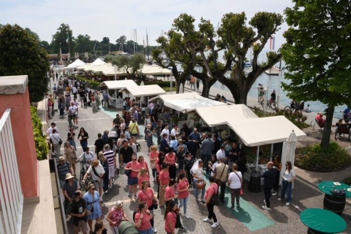Stand e visitatori lungo il lungolago di Bardolino per Olivum 2026 olio Garda Dop