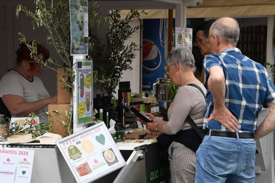 Visitatori al banco dell’olio Garda Dop durante Olivum a Bardolino