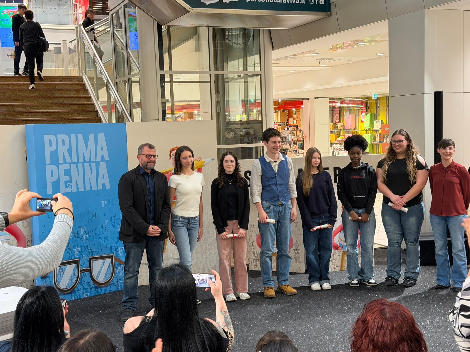 Premiazione Prima Penna al Centro La GrandeMela con giovani vincitori sul palco.