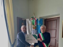 Lonato del Garda premiata da Legambiente per oltre l’80% di raccolta differenziata nel 2024 Il sindaco di Lonato del Garda riceve il premio Legambiente per raccolta differenziata.