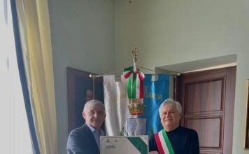 Il sindaco di Lonato del Garda riceve il premio Legambiente per raccolta differenziata.
