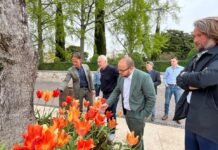 Bardolino celebra dieci anni di Tulipanomania con 50mila tulipani in fiore Autorità locali osservano i tulipani arancioni a Bardolino per Tulipanomania.