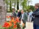Bardolino celebra dieci anni di Tulipanomania con 50mila tulipani in fiore Autorità locali osservano i tulipani arancioni a Bardolino per Tulipanomania.