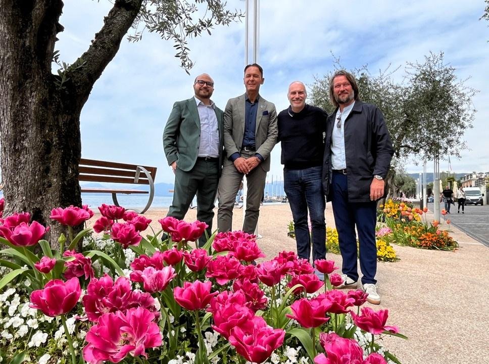 Bardolino celebra dieci anni di Tulipanomania con 50mila tulipani in fiore 1 Organizzatori di Tulipanomania Bardolino tra tulipani e ulivi sul lungolago.