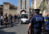 Ponte del 3 ottobre sul Garda: festa tedesca, eventi del weekend e viaggio verso il lago Visitatori in fila all'ingresso del Castello Scaligero di Sirmione.