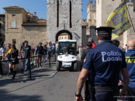 Visitatori in fila all'ingresso del Castello Scaligero di Sirmione.