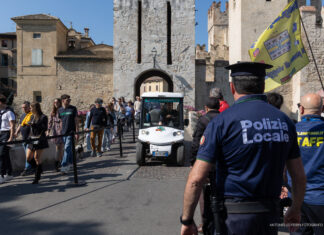 Visitatori in fila all'ingresso del Castello Scaligero di Sirmione.