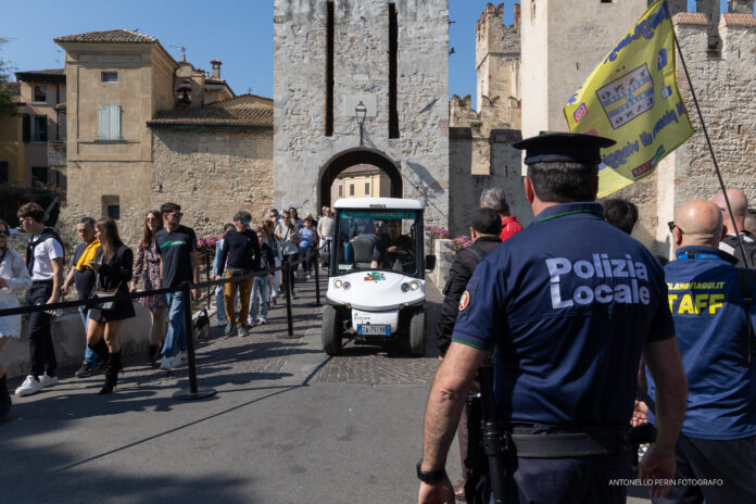 Visitatori in fila all'ingresso del Castello Scaligero di Sirmione.