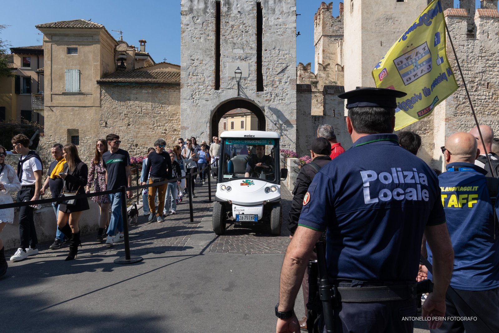 Sirmione, 48mila visitatori nel ponte pasquale con il piano Sirmione 2026 1 Visitatori in fila all'ingresso del Castello Scaligero di Sirmione.