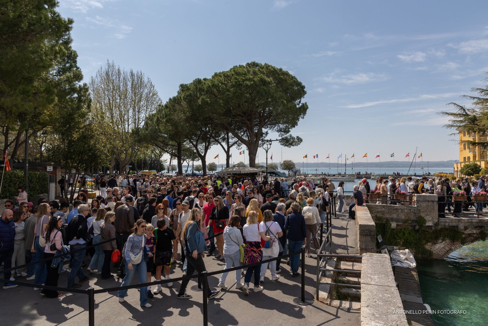 Sirmione, 48mila visitatori nel ponte pasquale con il piano Sirmione 2026 2 Foto di visitatori Sirmione