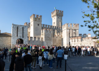 Riapre Viale Gennari a Sirmione dopo i lavori al Parco Maria Callas Foto di visitatori Sirmione