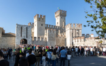 Riapre Viale Gennari a Sirmione dopo i lavori al Parco Maria Callas Foto di visitatori Sirmione
