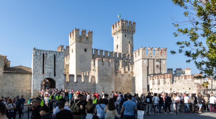 Castello Scaligero di Sirmione, 30 aperture straordinarie fino a dicembre 2026 Foto di visitatori Sirmione