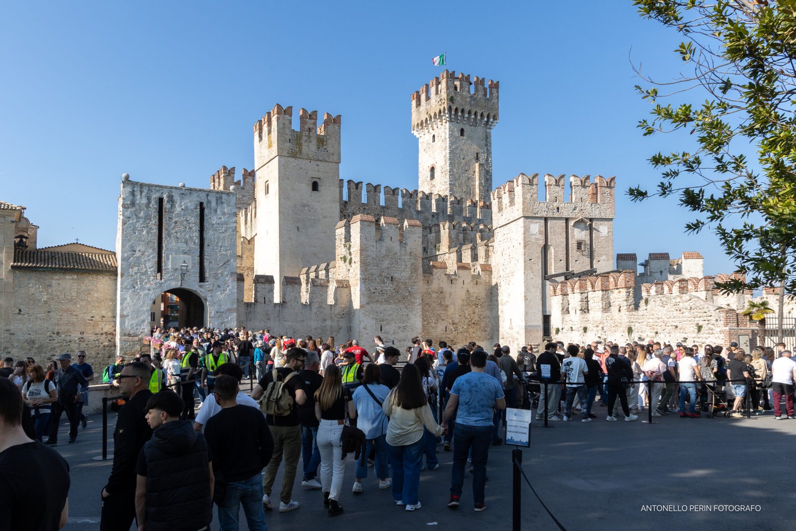 Sirmione, 48mila visitatori nel ponte pasquale con il piano Sirmione 2026 3 Foto di visitatori Sirmione