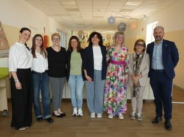Personale e autorità durante l'inaugurazione asilo nido Montichiari "L’aquilone
