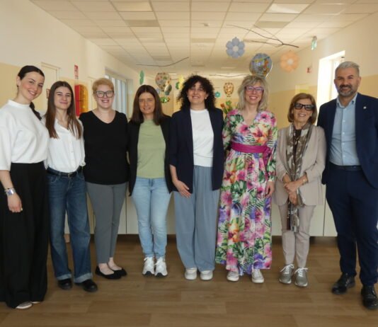 Personale e autorità durante l'inaugurazione asilo nido Montichiari "L’aquilone