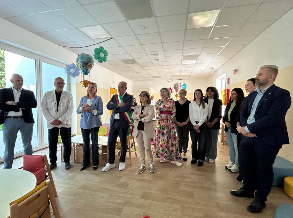 Autorità e ospiti durante l'inaugurazione dell'asilo nido Montichiari.