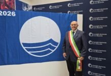 Sirmione conferma Bandiera Blu 2026 con il Vicesindaco Ferrari a Roma Il vicesindaco Ferrari con la Bandiera Blu 2026 di Sirmione a Roma.