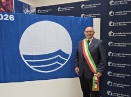 Il vicesindaco Ferrari con la Bandiera Blu 2026 di Sirmione a Roma.