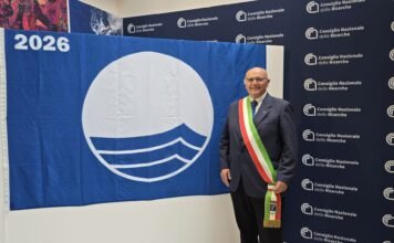 Il vicesindaco Ferrari con la Bandiera Blu 2026 di Sirmione a Roma.