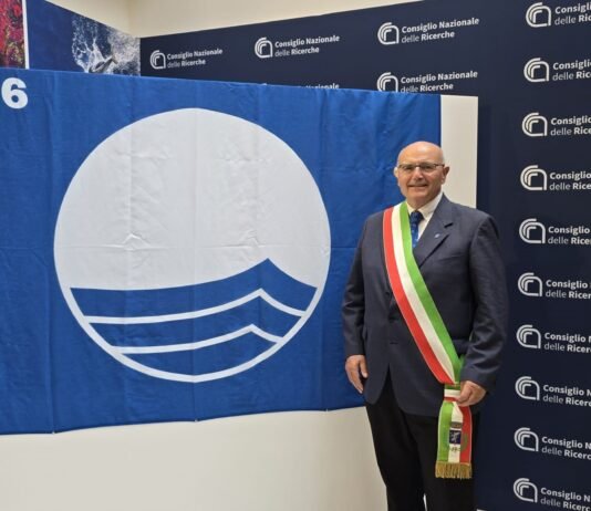Il vicesindaco Ferrari con la Bandiera Blu 2026 di Sirmione a Roma.