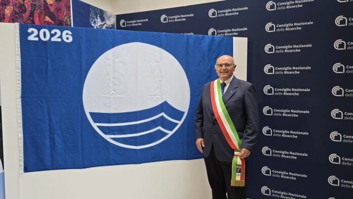 Il vicesindaco Ferrari con la Bandiera Blu 2026 di Sirmione a Roma.