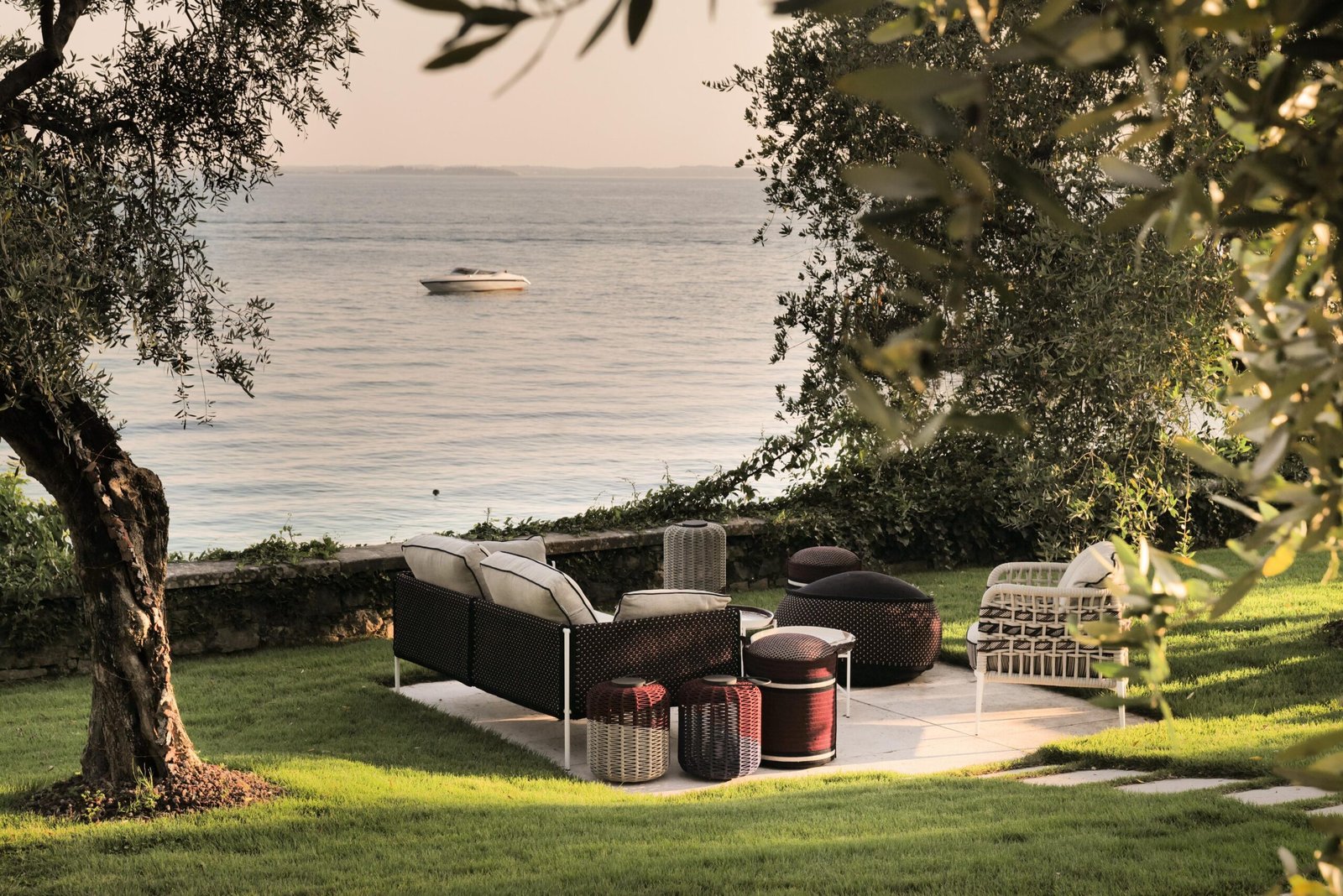 Area relax del beach club Punta San Vigilio con vista sul lago di Garda.