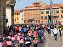 Partecipanti di Bimbimbici Verona in pedalata sicura nel centro storico