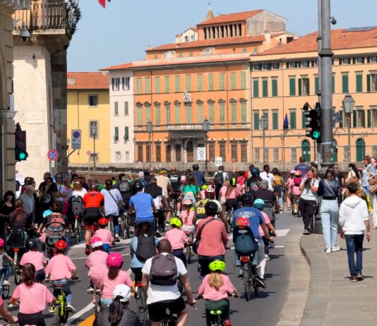 Partecipanti di Bimbimbici Verona in pedalata sicura nel centro storico